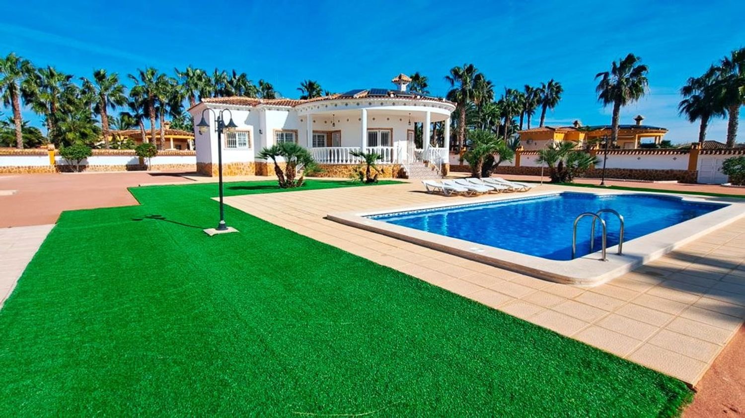 Villa Palmera, chalet de una planta con piscina en La Eliana